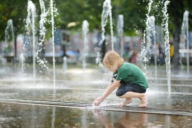 Dziecko przy fontannie