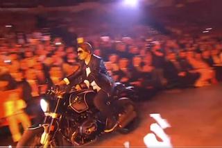 Dziecięca gwiazda śpiewa dla Konfederacji. Kuba Molęda wjechał pod scenę na motorze i zaśpiewał nowa wersję Mogę wszystko 