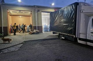 Piękny gest. Anonimowy darczyńca przekazał powodzianom setki par butów i ciepłych skarpet [ZDJĘCIA]