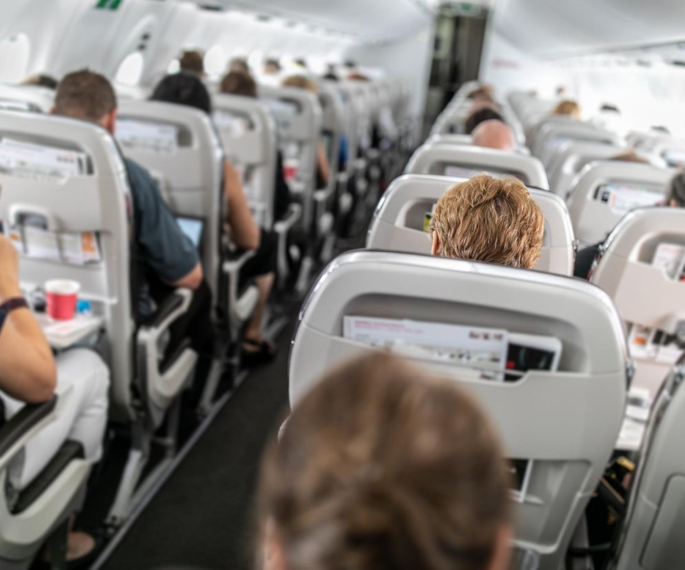 Lubisz wypić lampkę wina w samolocie? Naukowcy ostrzegają przed konsekwencjami