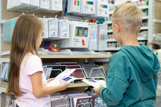 Co trzecia mama planuje zmieścić się w 300+ z wyprawką. Zakupy chcą zrobić w jednym miejscu