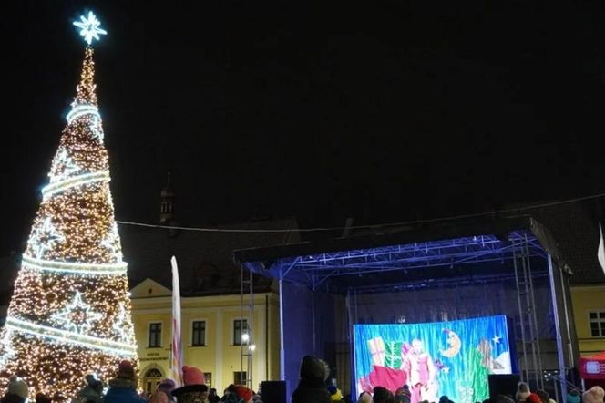 Tłumy na żorskim rynku. Miasto oficjalnie rozpoczęło sezon świąteczny. Rozświetlenie choinki i wizyta Mikołaja ZDJĘCIA