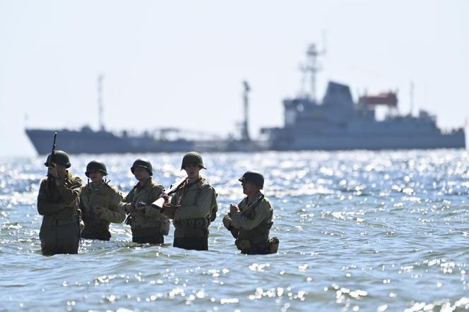 Turyści usłyszeli strzały, a czołgi wjechały na plaże. Zobaczcie zdjęcia z finałowej inscenizacji „Lądowanie na plaży”!