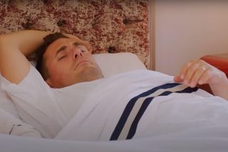 Yildiz wparuje do sypialni Bahar i Kuzeya, by pokazać prawnikowi filmik Alpera.