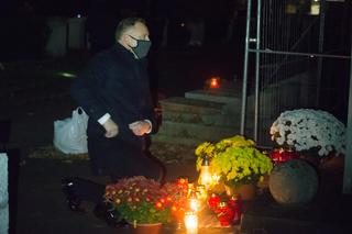 Tajna wizyta na cmentarzu. Andrzej Duda 