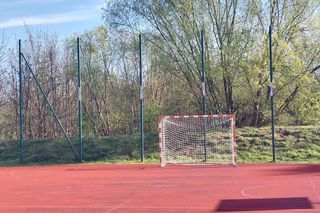 Śmietnisko opon na osiedlu w Gostyniu postrzątane 