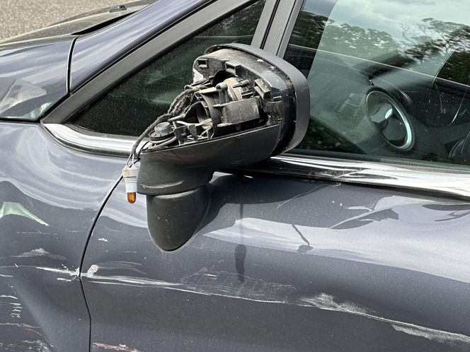 Motocyklista zderzył się z oplem i walnął w forda. Poważny wypadek na Pradze-Północ kont. Warszawa