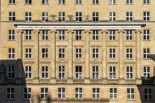 W Adrii można było zstąpić do piekieł na całą noc, a rano wyjść uczesanym i w świeżej koszuli. Tło projektowali najlepsi architekci