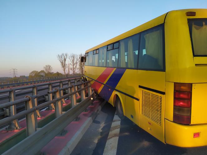 Bardzo groźny wypadek autobusu na DK78 w Siewierzu. Autobus wisi między wiaduktami. Jest wielu rannych [ZDJĘCIA]