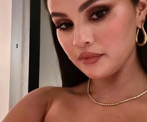 Selena Gomez promienieje. Takiej jeszcze jej nie widzieliście! (GALERIA)