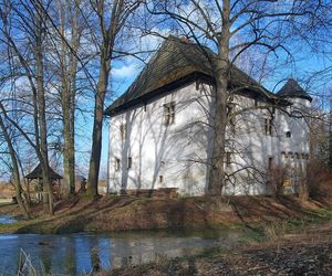 To jeden z najstarszych dworów obronnych w Małopolsce. Wzniesiono go w sławnej wsi