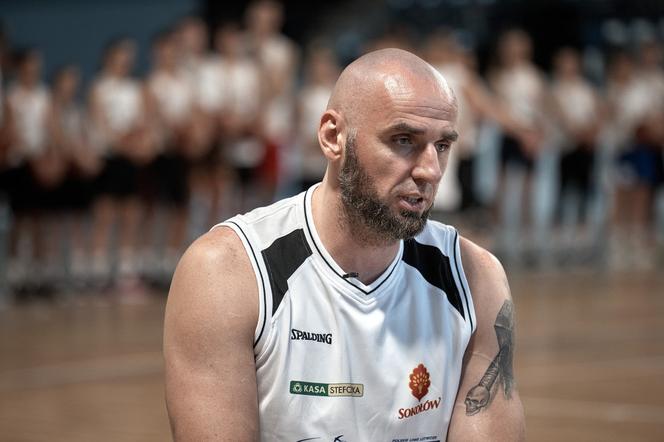 Gortat naśladuje Piotra Żyłę i mówi o matce. ZDJĘCIA nie pozostawiają wątpliwości 