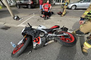 Motocyklista zderzył się z oplem i walnął w forda. Poważny wypadek na Pradze-Północ kont. Warszawa