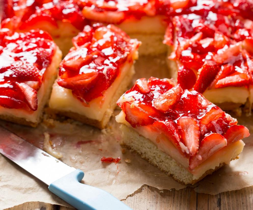  Ciasto budyniowe z truskawkami: przepis 