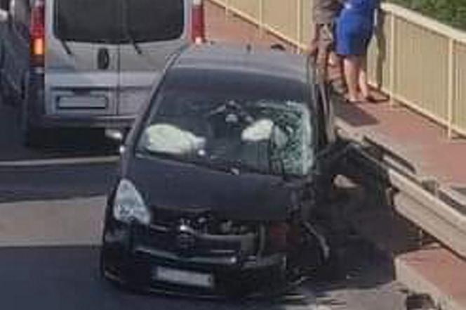 Trzy auta zderzyły się w wypadku na moście pod Sochaczewem! 58-latka i dwoje dzieci w szpitalu [ZDJĘCIA]