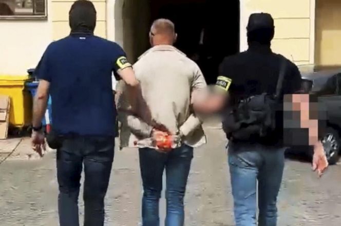 Starnowali bramę samochodem pancernym, obok lądował śmigłowiec z antyterrorystami. Spektakularna akcja policji na Mazowszu