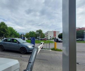 Szpital papieski ma nowy system parkingowy