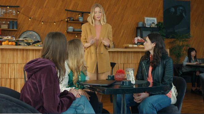 Barwy szczęścia, odcinek 3142. Madzia (Natalia Sierzputowska), Oliwka (Wiktoria Gąsiewska), Dominika (Karolina Chapko), Weronika (Maria Świłpa)