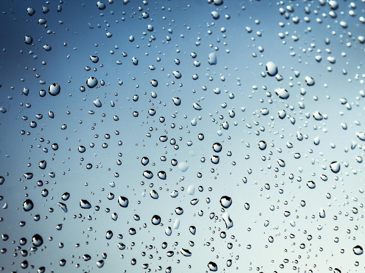 Zachmurzenia, silne porywy wiatru i opady deszczu