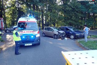 Groźny wypadek na skrzyżowaniu w Rybniku. Ranny 54-latek trafił do szpitala 