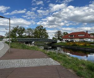   Ełk. Tłumy turystow odwiedzają to miasto. Jest największym na Mazurach