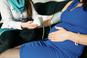 Opieka położnej z NFZ należy się także w ciąży i w trakcie połogu. Kiedy warto z niej skorzystać?
