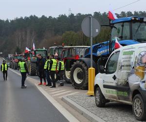 Protest rolników 20 marca. Blokada dróg m.in. w Dywitach i Olsztynku. Policja pilnuje bezpieczeństwa