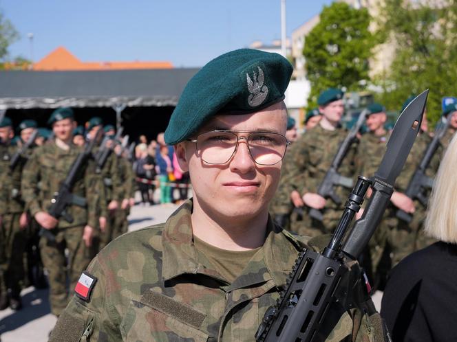 Ponad stu żołnierzy na Placu Solidarności w Olsztynie. Złożyli uroczystą przysięgę [ZDJĘCIA]