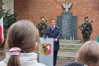 Zapalono znicze dla rozstrzelanych mieszkańców Leszna. W rocznicę tragicznych wydarzeń [ZDJĘCIA]