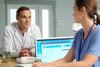 M jak miłość odc. 1703. Olek (Maurycy Popiel), pielęgniarka Laura (Klaudia Kulinicz)