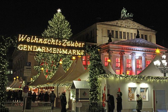 Jarmark bożonarodzeniowy w Berlinie na placu Gendarmenmarkt.