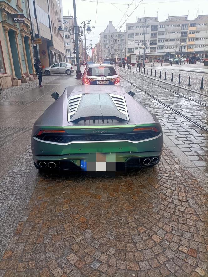 Tak zaparkował luksusowe auto w centrum Wrocławia. Mandat i 8 punktów karnych