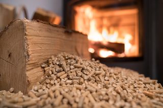 Piec na pellet – czy warto? Zalety, koszty i dofinansowanie w 2025 r.