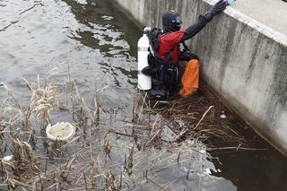 Sprzątali dno Jezioraka Dużego. Zobaczcie jak przebiegało i wyłowione skarby!