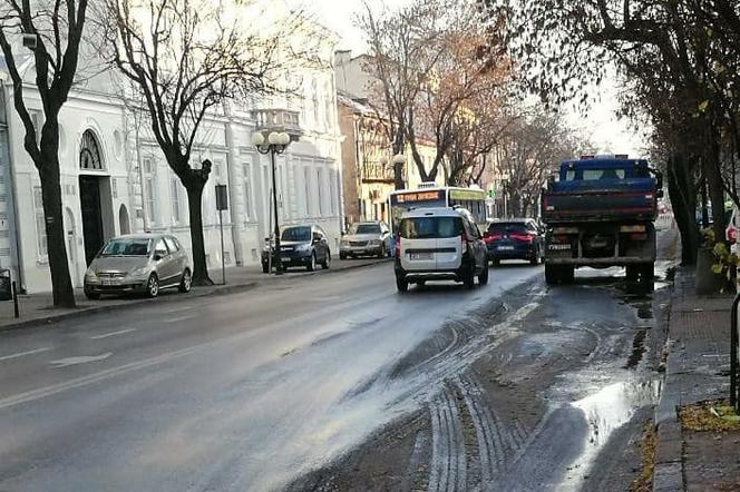 Uwaga: awaria sieci wodociągowej na ulicy Piłsudskiego w Siedlcach! [AKTUALIZACJA]