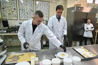 Zut pączek z paprykarzem 