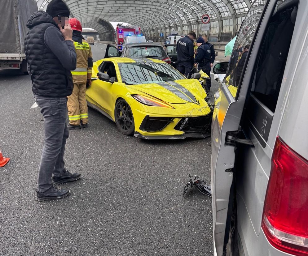 Sportowe auto jechało pod prąd. Zderzyło się z kilkoma samochodami