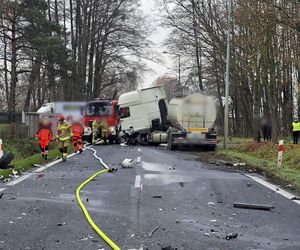 Śmiertelny wypadek pod Szamotułami. Dwie osoby z infiniti zginęły w zderzeniu z cysterną [ZDJĘCIA].