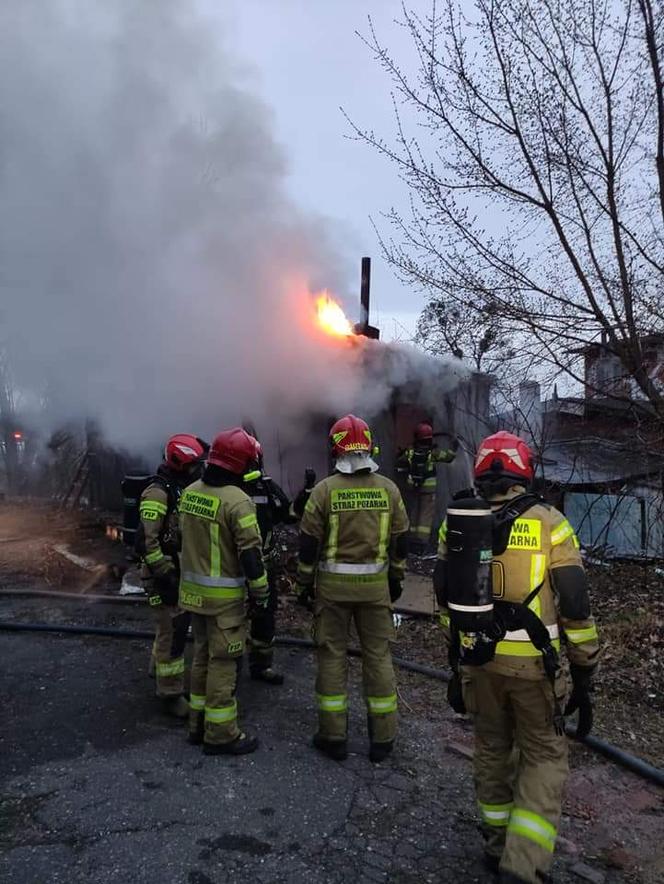 Toruń: Pożar pustostanu przy Szosie Chełmińskiej. Imponująca łuna ognia