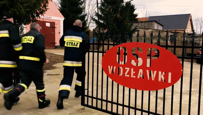 Strażacy w parodii "Ona by tak chciała gasić ze mną". Lepsze niż przeróbka ministrantów?