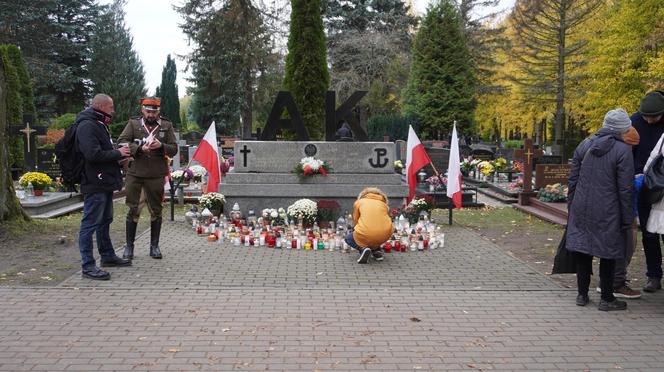 Tłumy na cmentarzu przy ul. Poprzecznej. Olsztynianie odwiedzają groby bliskich [ZDJĘCIA]