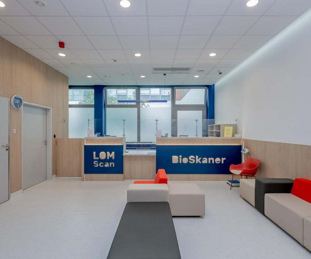 Jasne, oto propozycja tekstu alternatywnego dla obrazu:

Nowoczesna, przestronna recepcja Laboratorium Obrazowo Molekularnego z wyraźnie wydzieloną strefą rejestracji LOM Scan i BioSkaner, komfortową poczekalnią w beżu, szarości i czerwieni, oraz drewnianymi panelami. Projekt zgłoszony do Życie w Architekturze, o którym przeczytasz więcej na Architektura Murator Plus.