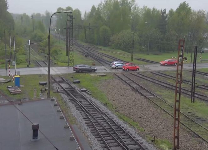 Niebezpieczny manewr na przejeździe kolejowym w Mysłowicach. Kobieta nie chciała czekać, aż podniosą się rogatki