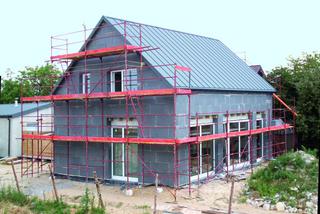 Dom pasywny drewniany czy murowany: jaką wybrać technologię budowy?