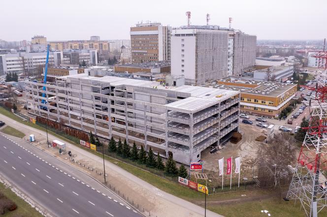 Gigantyczny parking przy Narodowym Instytucie Onkologii w Warszawie.