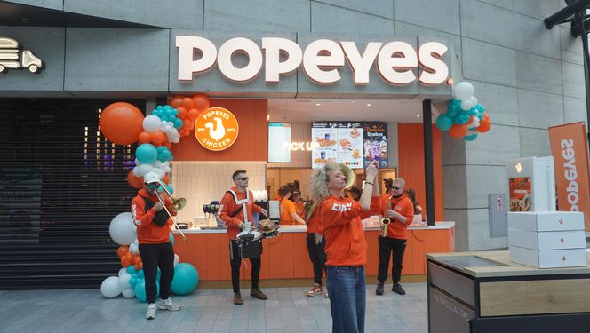 Tłumy na otwarciu Popeyes w Olsztynie. Rekordzista czekał w kolejce ponad 20 godzin