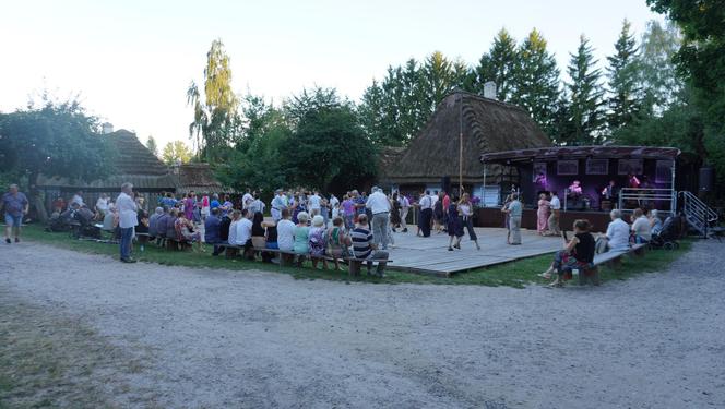 Sielanka na parkiecie w Muzeum Wsi Lubelskiej pod gołym niebem! Za nami kolejna potańcówka w rytmie miejskiego folkloru z Warszawy i Lwowa