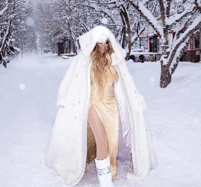 Mariah Carey wypoczywa w narciarskim kurorcie i cała w złocie świętuje sukces