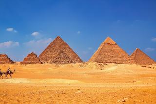 Naga para na szczycie piramidy