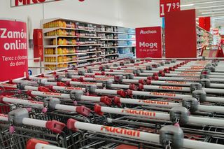 Auchan w tarapatach finansowych. Do likwidacji ponad 2 tysiące miejsc pracy